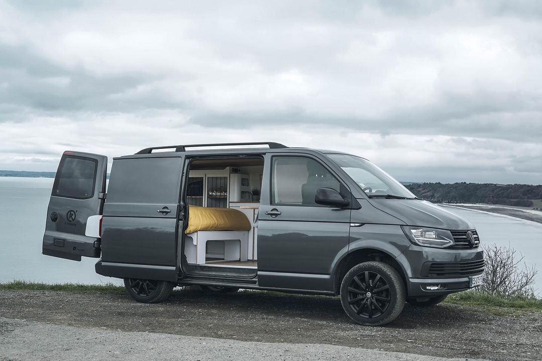 Aménagement d’un Transporter T6 pour le wingsurf : le van sur-mesure de Marin