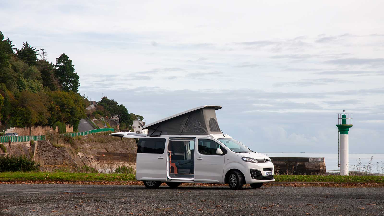 Aménagement simple et modulable d’un Citroën Jumpy M avec toit relevable SCA
