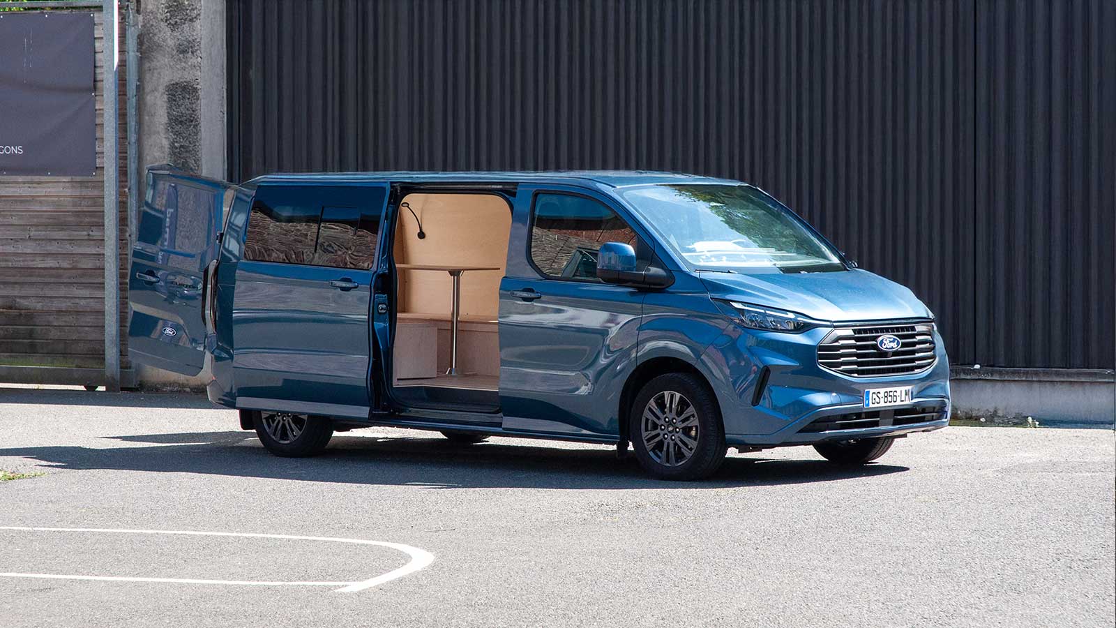 Ford Transit Custom rallongé – Un van familial, modulable et chaleureux