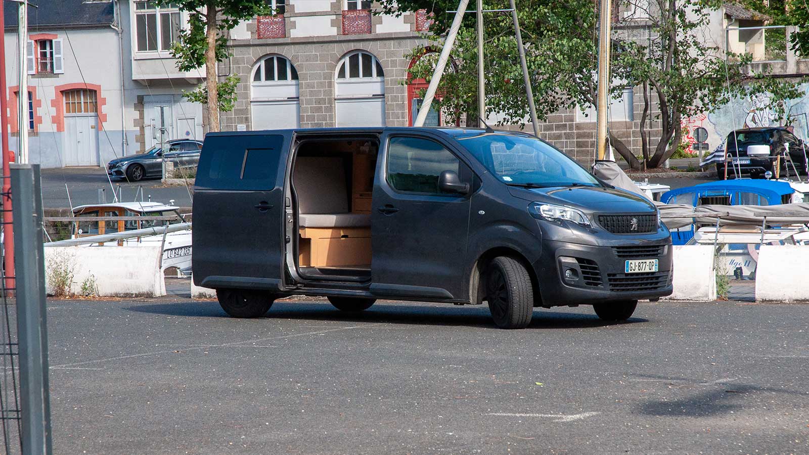Aménagement Peugeot Expert M CTTE – Minimaliste, pratique et chaleureux