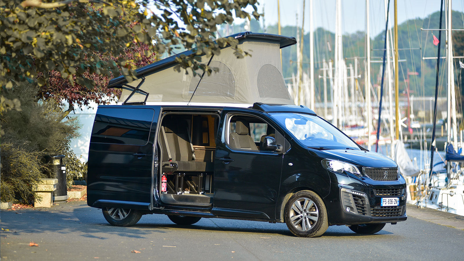 Peugeot Expert aménagé avec toit relevable SCA et banquette homologué Schnierle homologué VASP