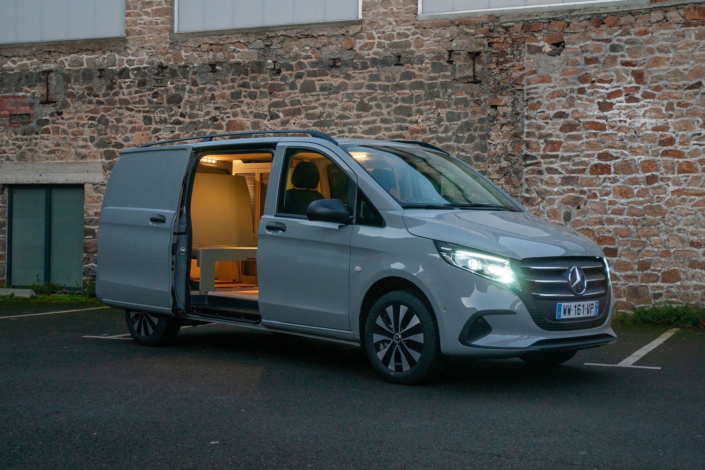 Mercedes Vito L2H1 aménagé par Homad : simplicité, design et efficacité avec un kit Exokit