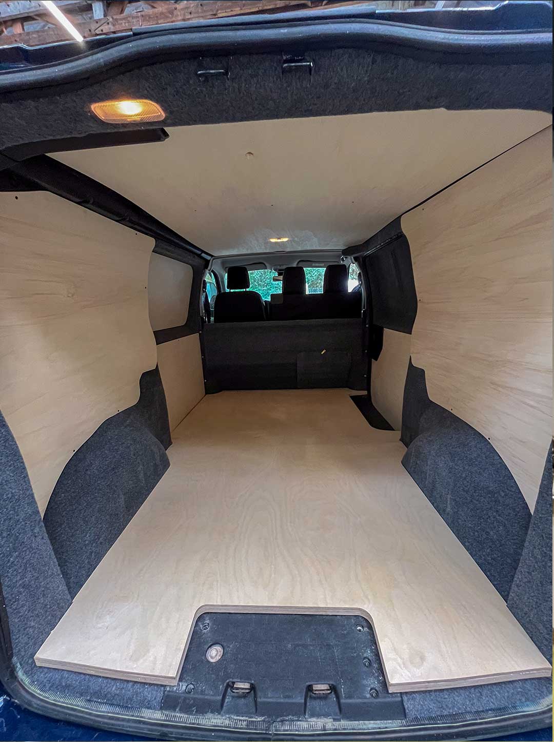 Isolation et habillage intérieur d’un van aménagé par Homad