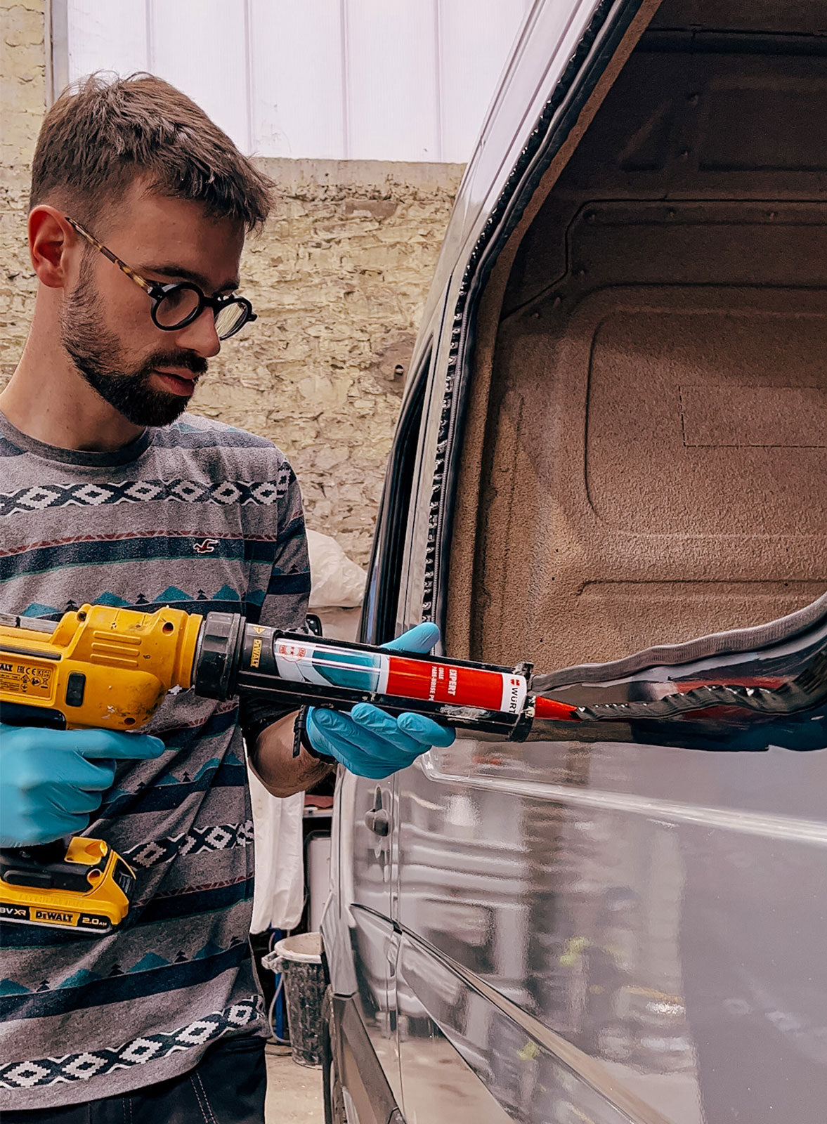 Collage vitre latérale de van avec colle à pare brise Wurth