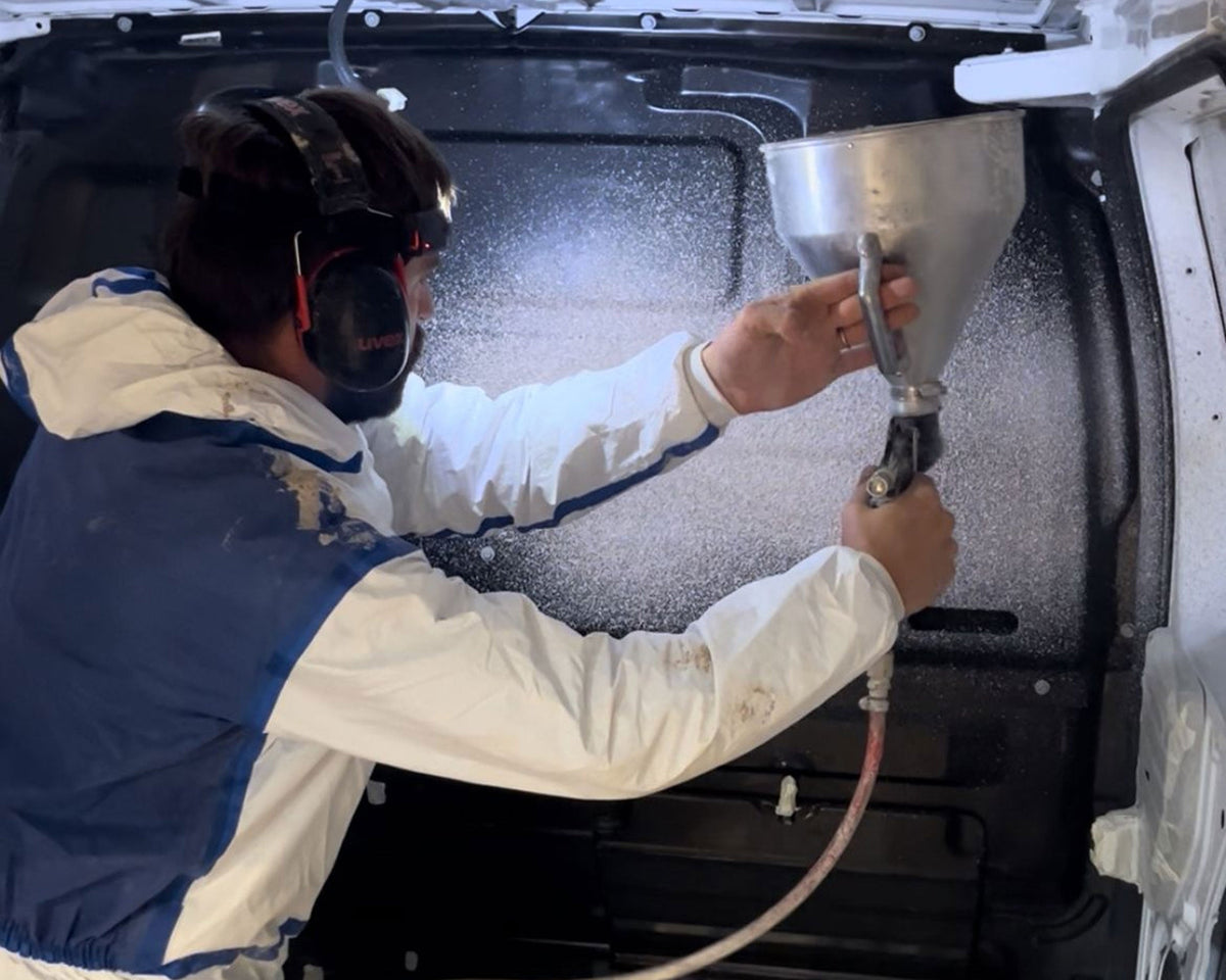 Projection de liège isolant dans un Citroën Jumpy aménagé