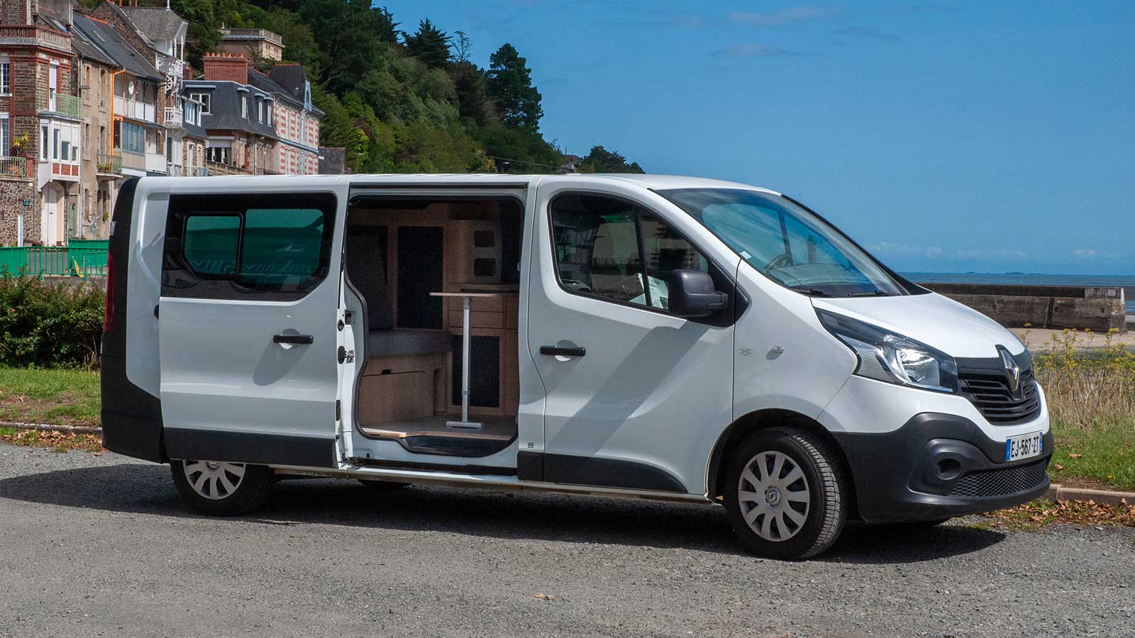 Aménagement d’un Renault Trafic 3 L2H1 : isolation complète et finition haut de gamme en Bretagne