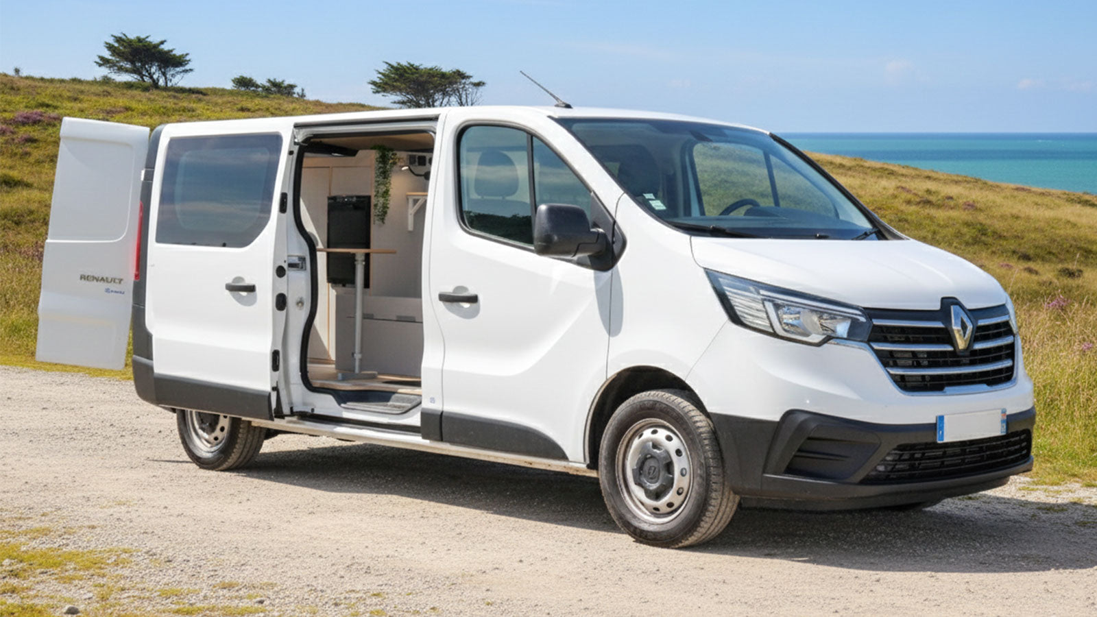 Aménagement d’un Renault Trafic L2H1 : lit peigne 140x180, autonomie Victron et rangements sur-mesure