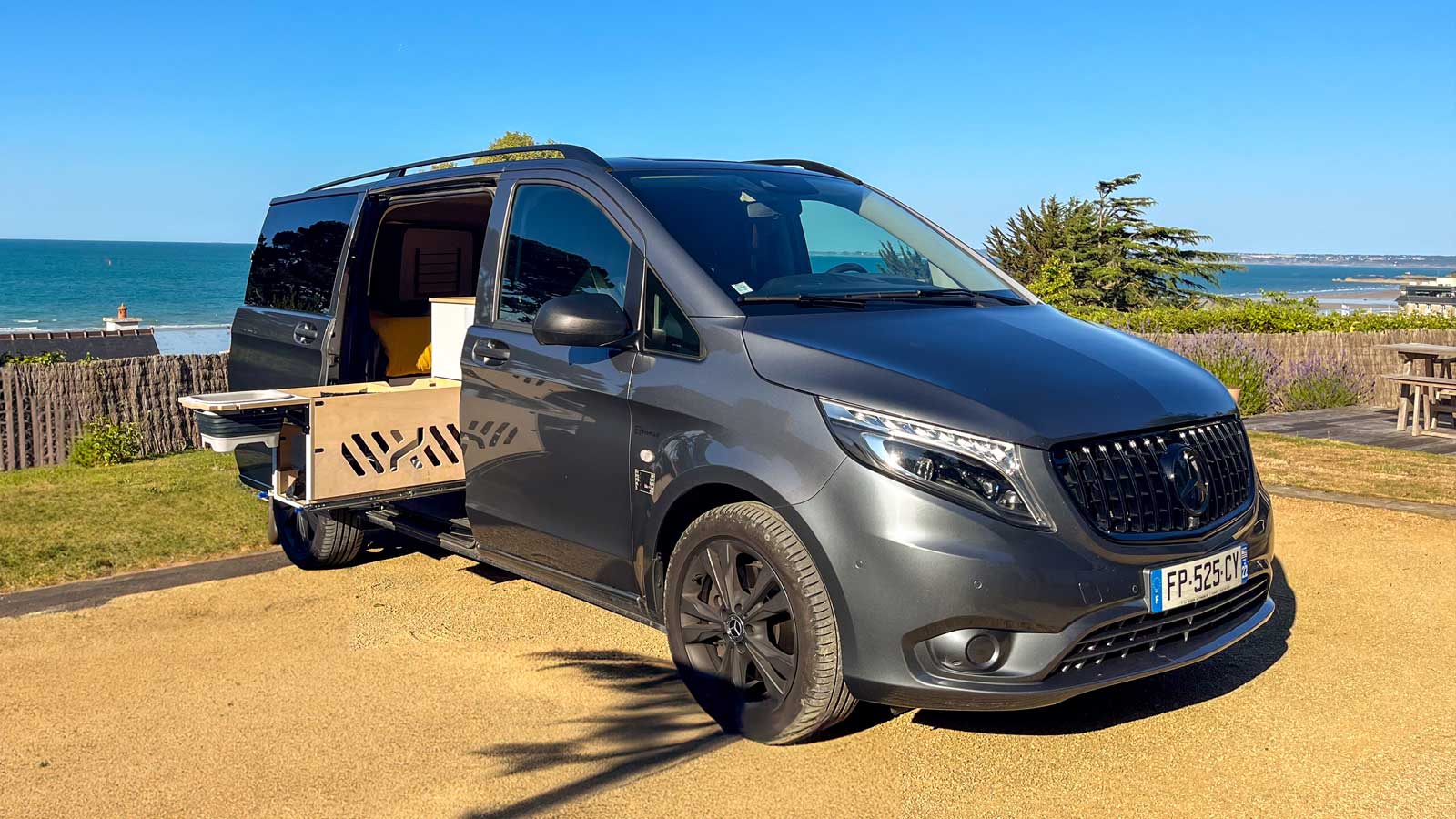 Mercedes Mixto aménagé pour le surf